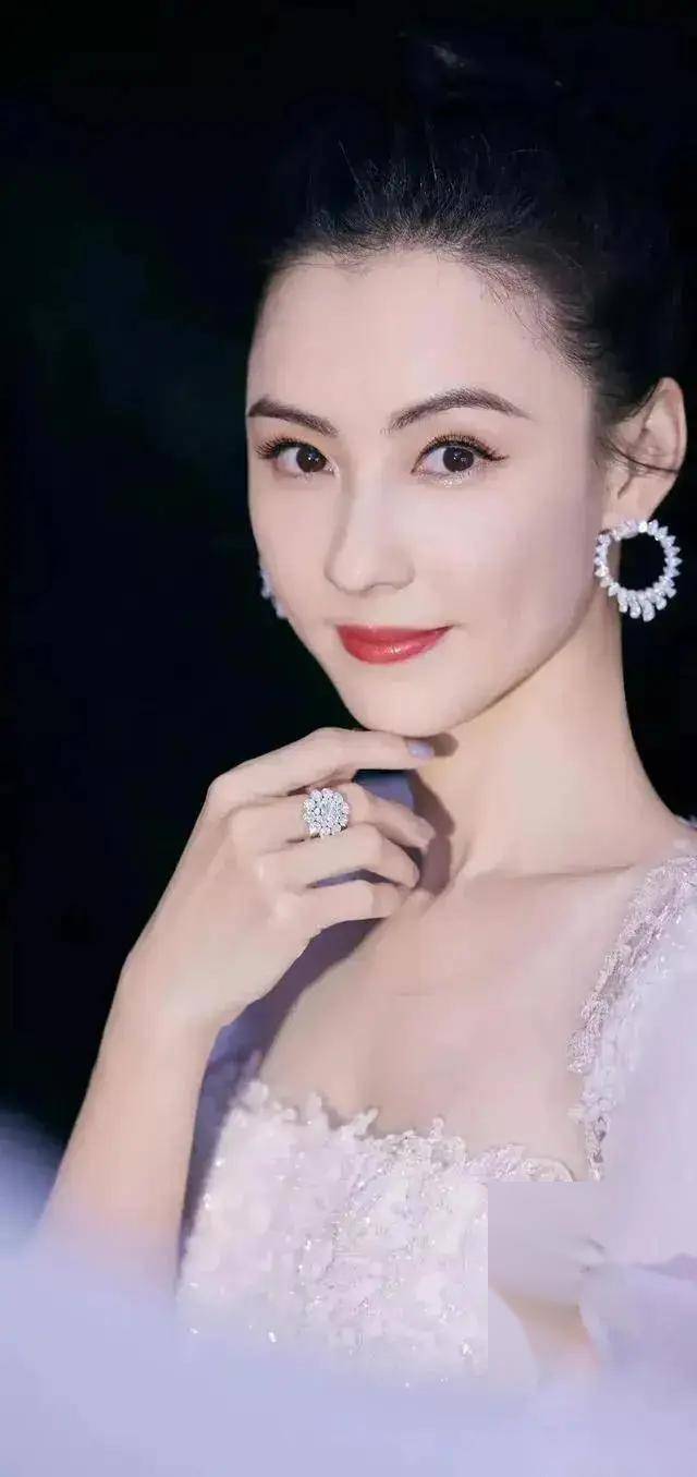 女神张柏芝再度放出写真,这谁顶得住她的魅力与写真的双重诱惑?