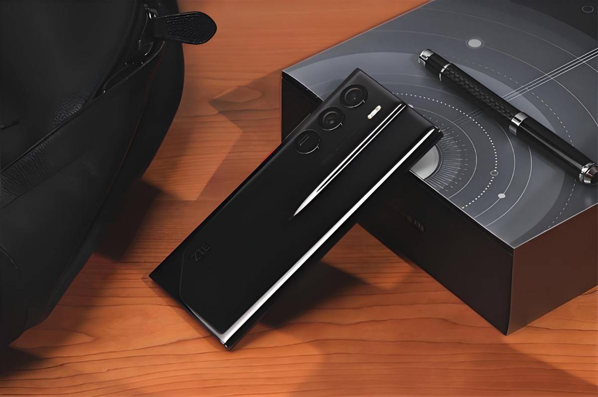 中兴也太猛了!跌价3000元,真全面屏 陶瓷机身 三主摄_axon_ultra_航天