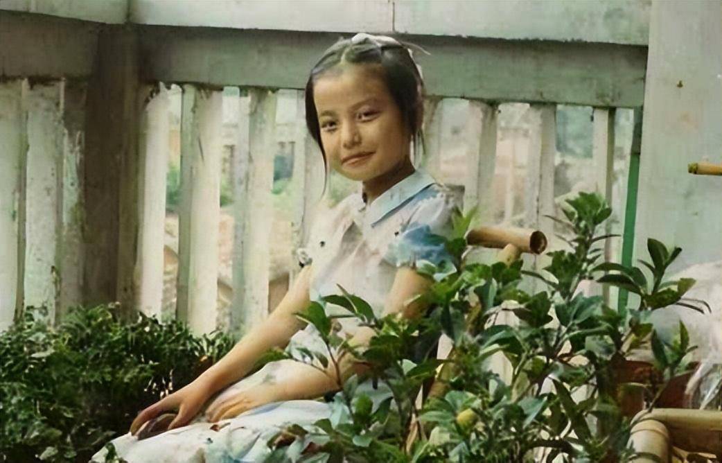 她小时候可不是个安分守己的孩子,总是调皮捣蛋,成绩也不咋地,天天就