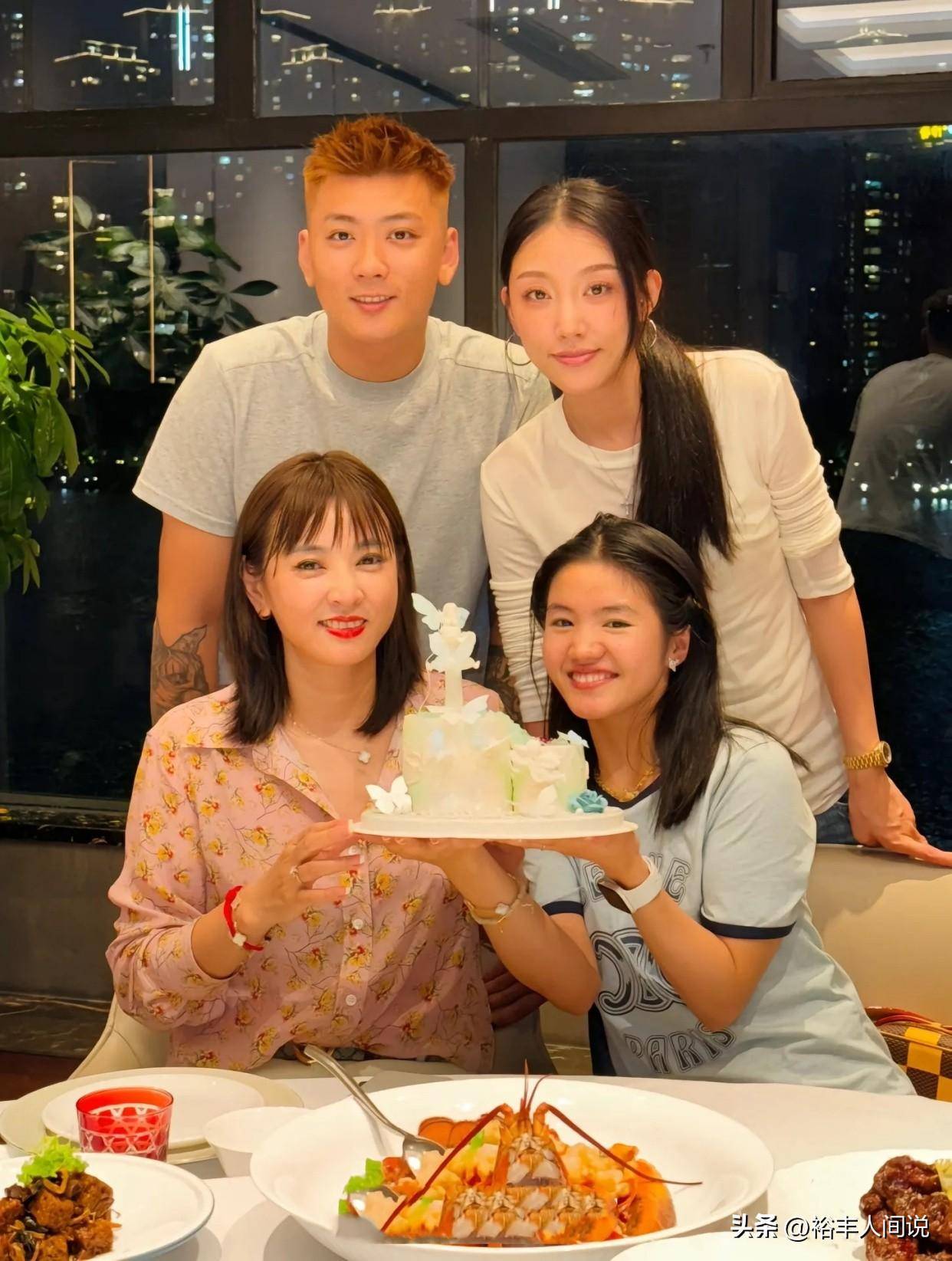 网红李勒优生日黄浦江边庆祝!已实现跨阶级,哥哥崔晋暖心告白