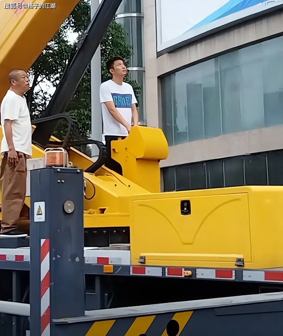 在现场消防指挥人员的配合下,张丹峰一刻也不敢耽误,开始进行一次次的