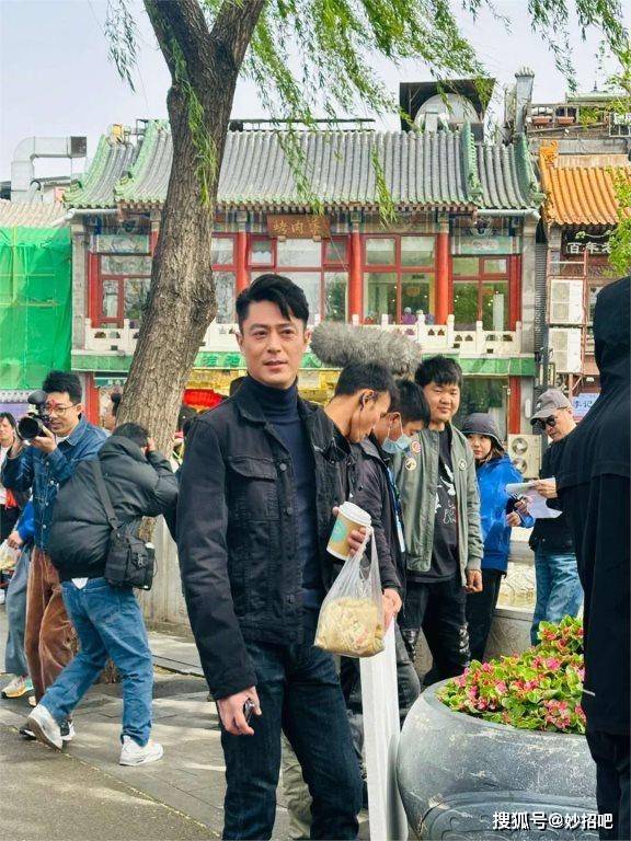 44岁霍建华北京拍戏被偶遇,穿连帽衫五官立体挺拔,网友称赞帅气