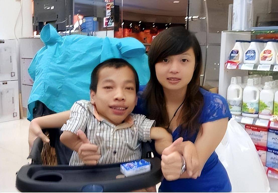 回顾小伙李创利:身高80厘米却打拼出亿万身家,还迎娶了美女秘书