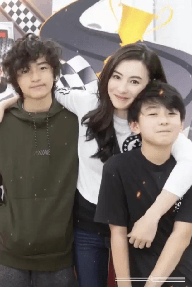 看了谢霆锋73岁妈妈的近照,才知道张柏芝大儿子可惜了_谢振轩_王菲