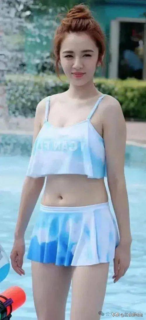 王晓晨泳装照引爆全网;清纯女神秒变性感女王!