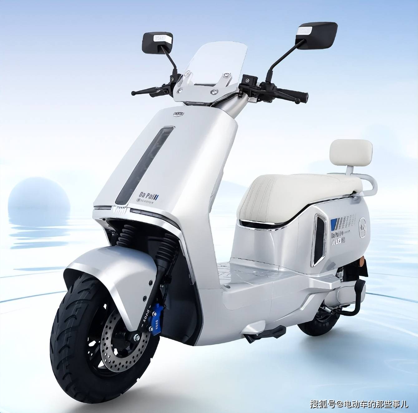 小刀发布高性能电摩,三碟制动 可调后减震,72伏电池适合跑长途