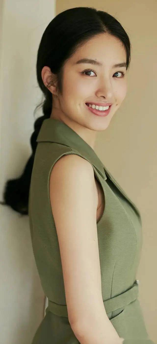 杨采钰写真曝光,性感身材与迷人气质让人无法抗拒!