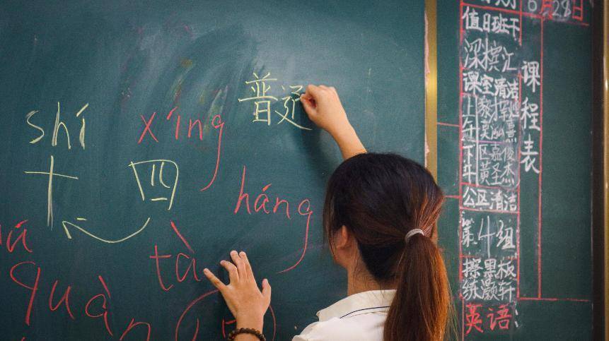 “百千万工程”在桂圩：百桂圩兴实践队深入调研，校园入户共推普