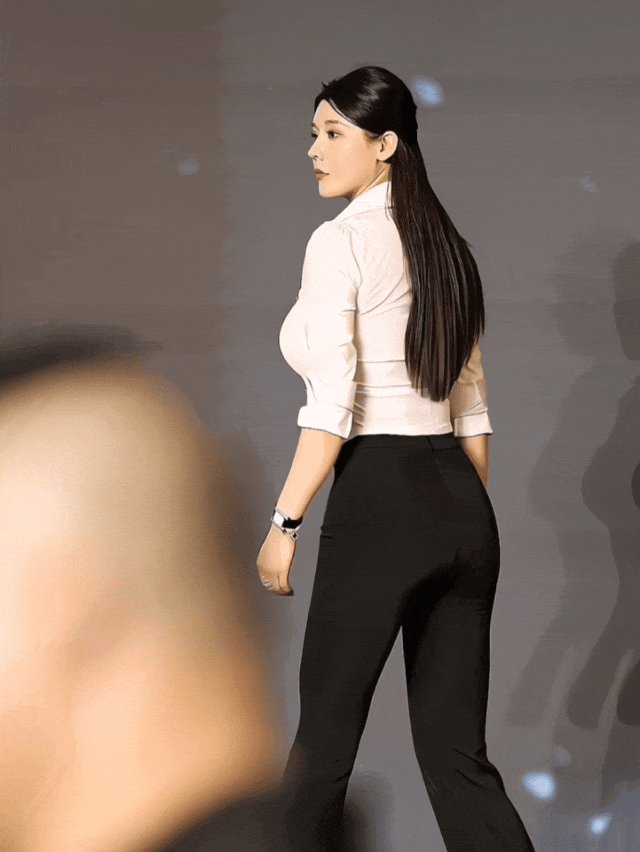 "中国臀神"刘太阳,e罩杯,圆润翘臀,这身材谁扛得住?