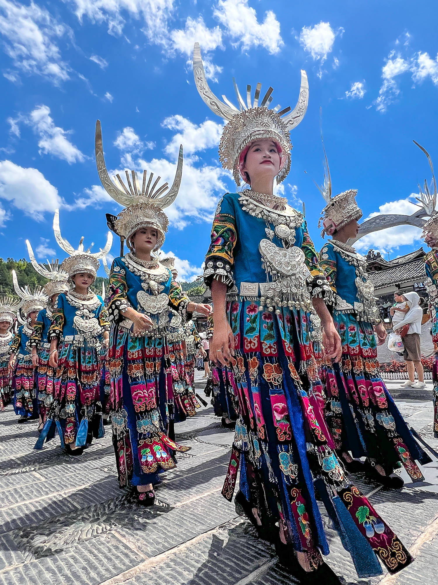 震撼!苗族婚俗真实纪录,西江千户苗寨的迎亲巡游展示独特魅力