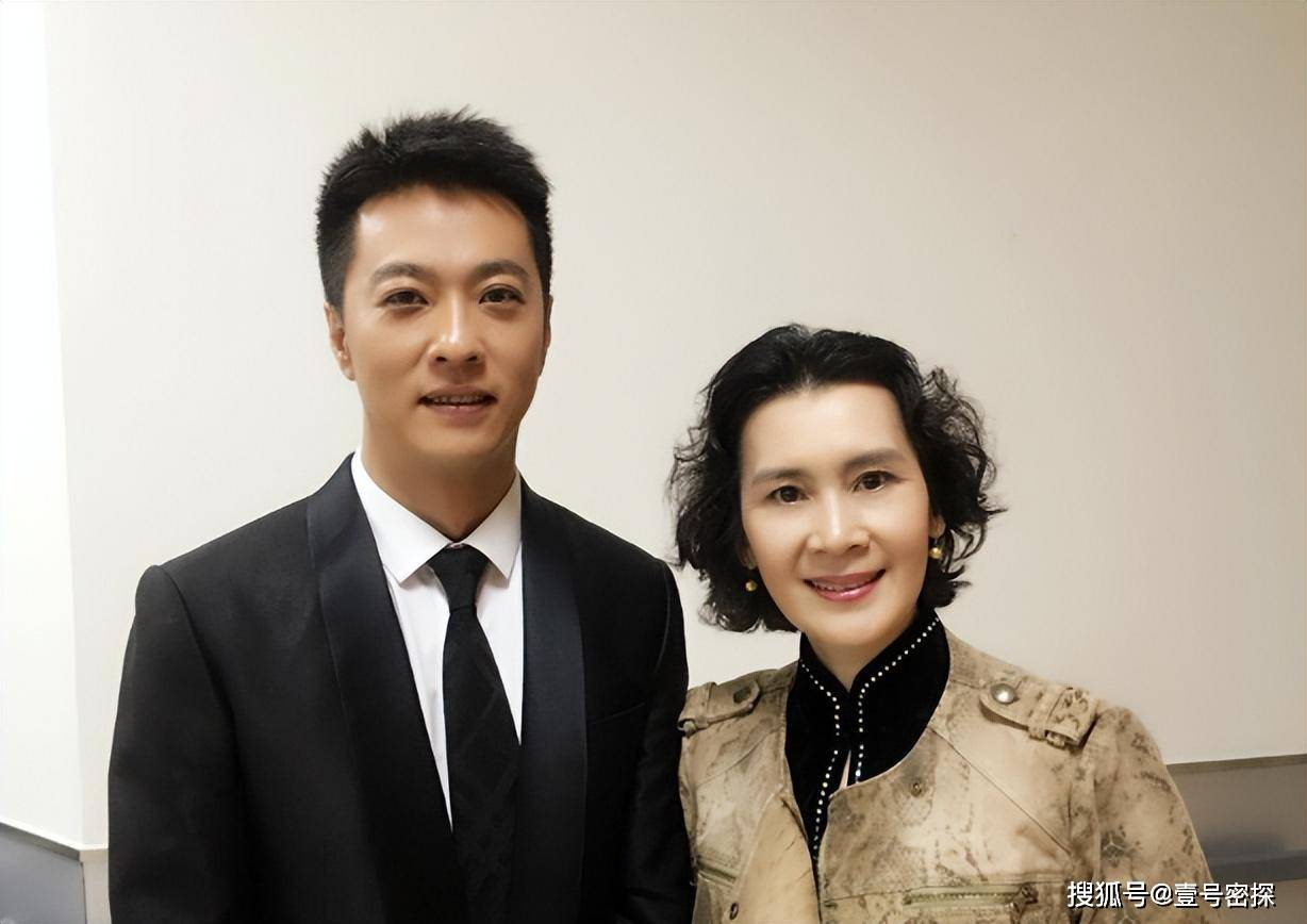 他是央视主播,父亲病逝后又离婚,44岁退出央视选择开启第二人生