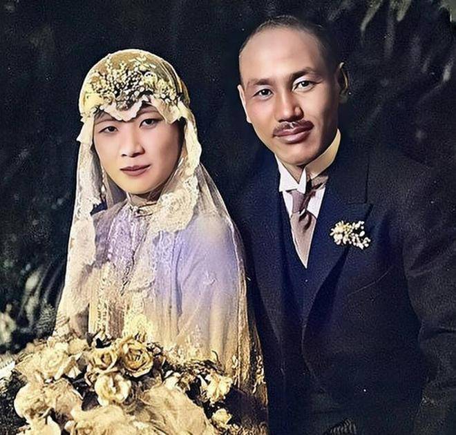 1937年,蒋介石,毛福梅,宋美龄合影,毛福梅坐c位却是苦命女人
