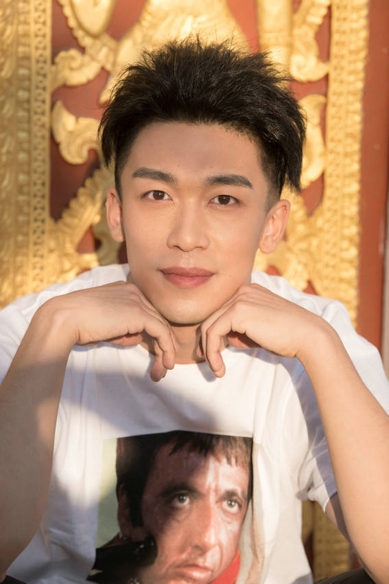 赵强饰演者 周小伟本片以脆皮青年赵强的视角,向观众展示了一个内心不