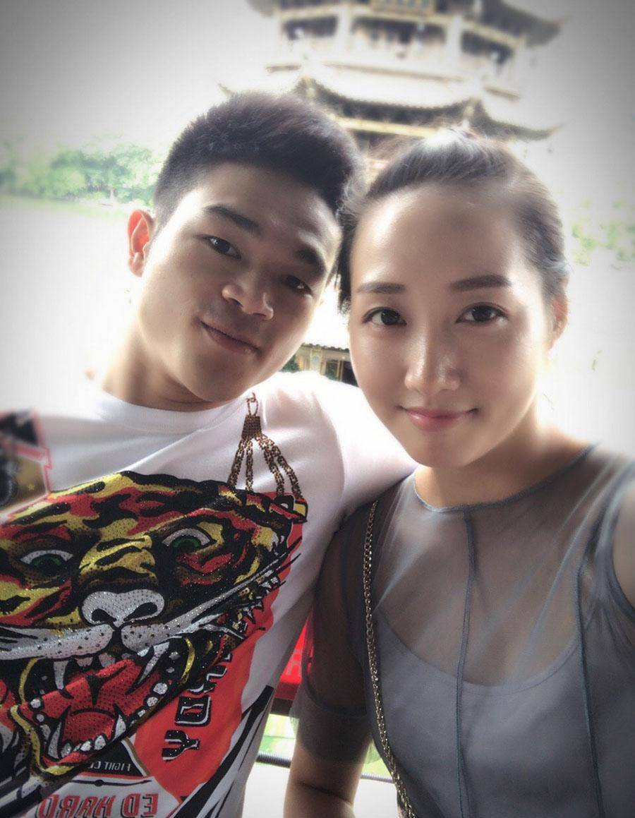石智勇故意逗她:还没有,我希望未来的女朋友能具备你所有的优点,我更