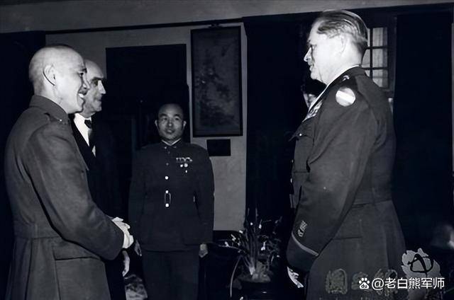 国军被追着打,美国少将骂蒋介石蠢,老蒋:和史迪威一样滚回美国_大维
