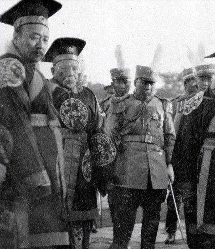 身穿龙袍的袁世凯1916年元旦袁世凯在北京登基称帝,他本以为自己