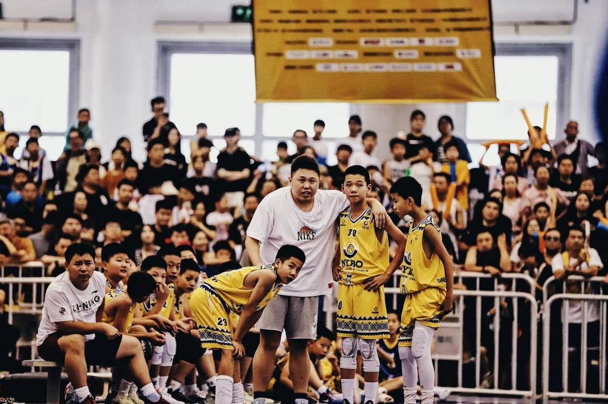 大争议！国内体校篮球女教练动手打人，扇球员9个耳光，影响恶劣