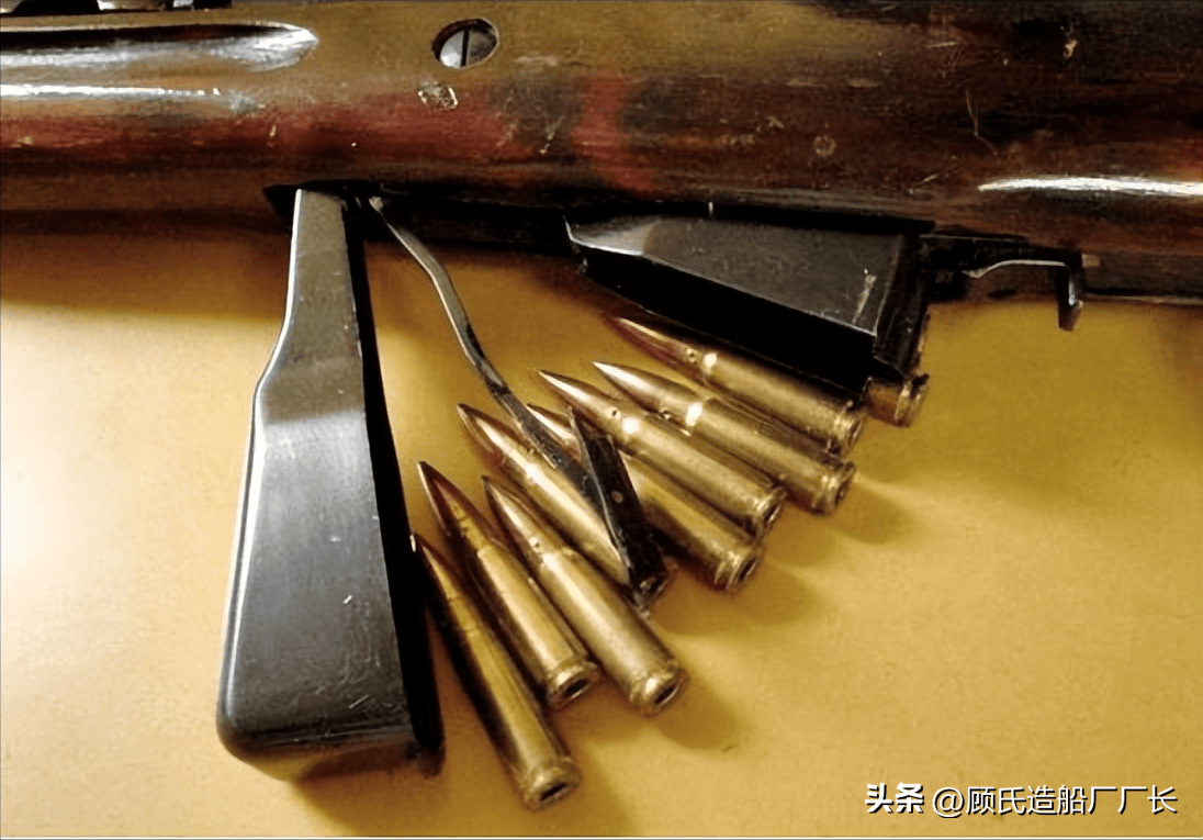 现场勘查中,在屋内一共发现了六种陌生的足印,总共提取到两种子弹的