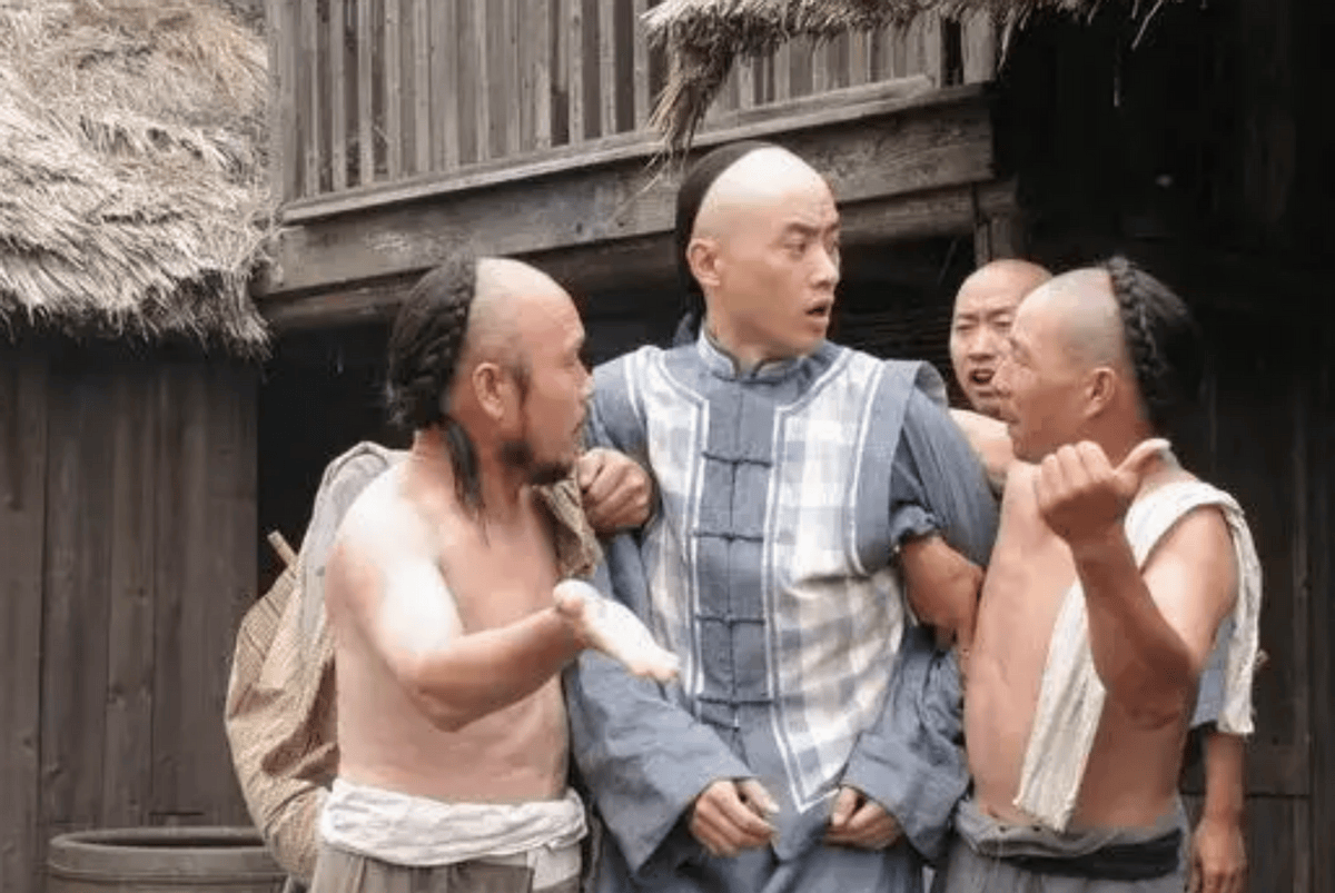 李应试也开始在京城中横行无忌,许多京城的土匪,流氓也都投靠到他的门