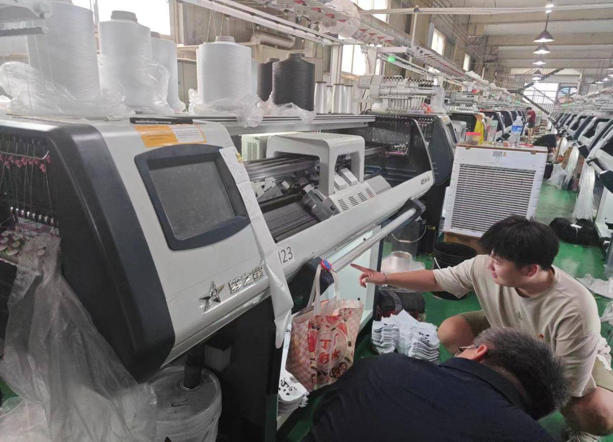 橡胶压模成型后多余的部分图为实践队员和指导老师交流鞋面的缝制方法