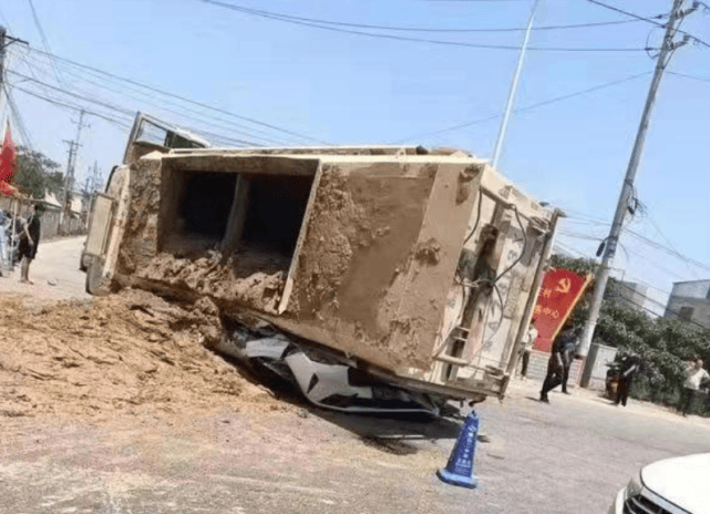 渣土车"压扁轿车"致4人死亡:非法改装超载34吨,司机被刑拘!