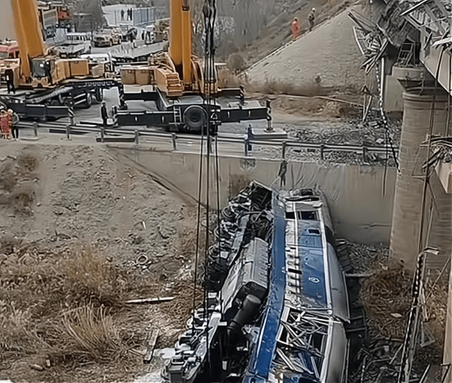 甘肃"火车头坠沟"致3死1伤:卡车司机被控制,车斗撞上铁道桥!