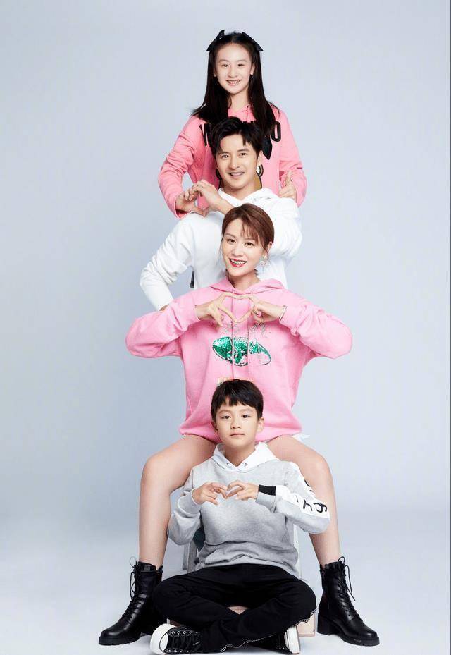 田亮一家巴黎看奥运,森碟梳马尾气质清丽!12岁弟弟高个子好魁梧