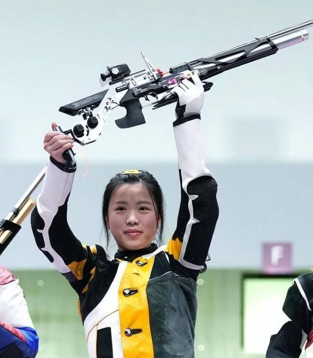 中国射击队在巴黎奥运射击气步枪混合团体赛中赢得历史性的首金