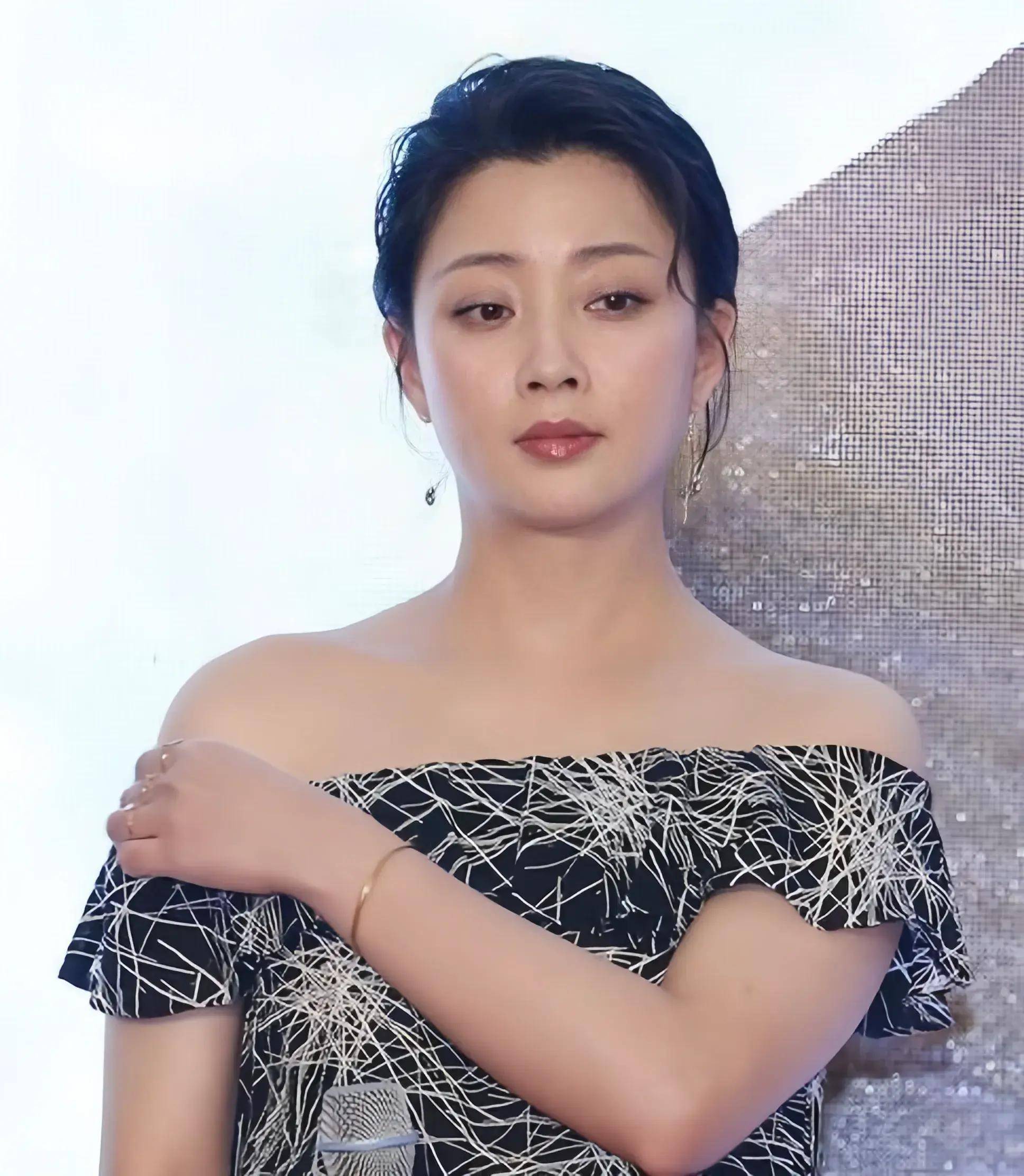 迷倒影坛的10位中年女星,一个比一个绝色,其中有5人至今单身
