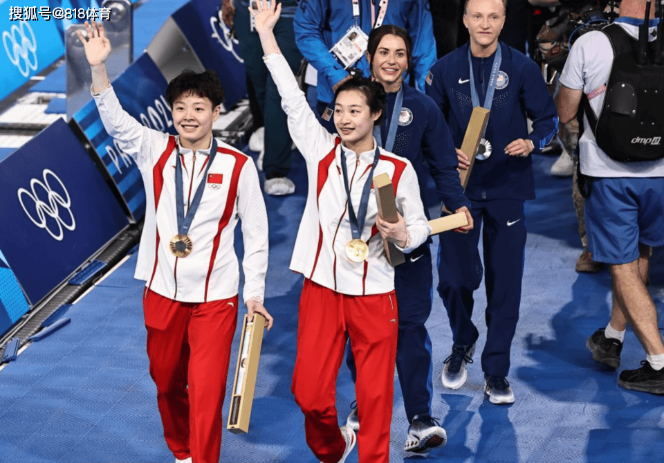 可爱!陈艺文昌雅妮夺冠全红婵变迷妹,挥舞国旗庆祝拿相机追拍师姐-你认识陈艺文吗