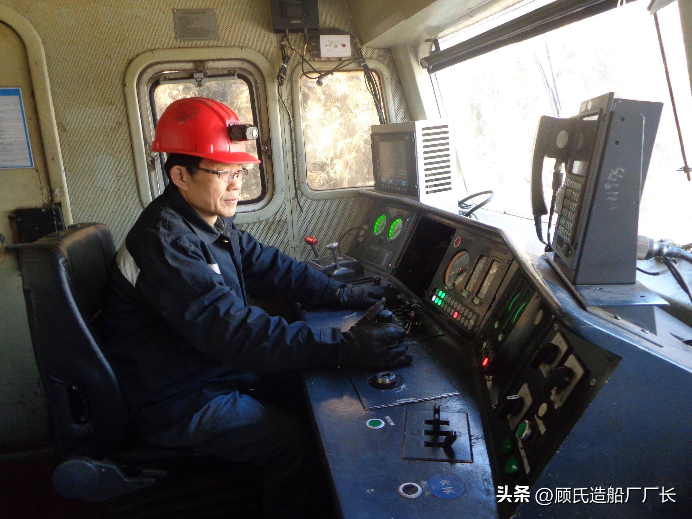 负责牵引的2258次货物列车以每小时60公里的时速运行在大秦铁路大同段