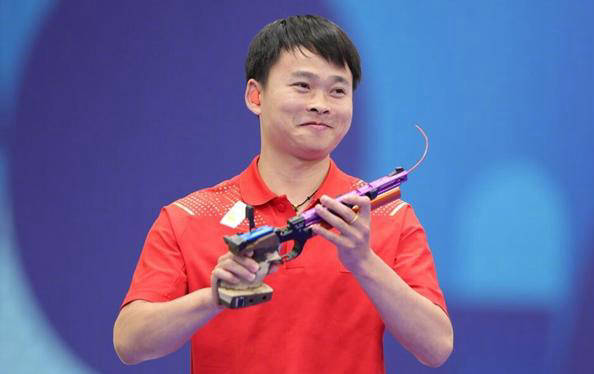 决赛当天,共有8名选手晋级,每位选手先进行两组,共计10次射击,从第11