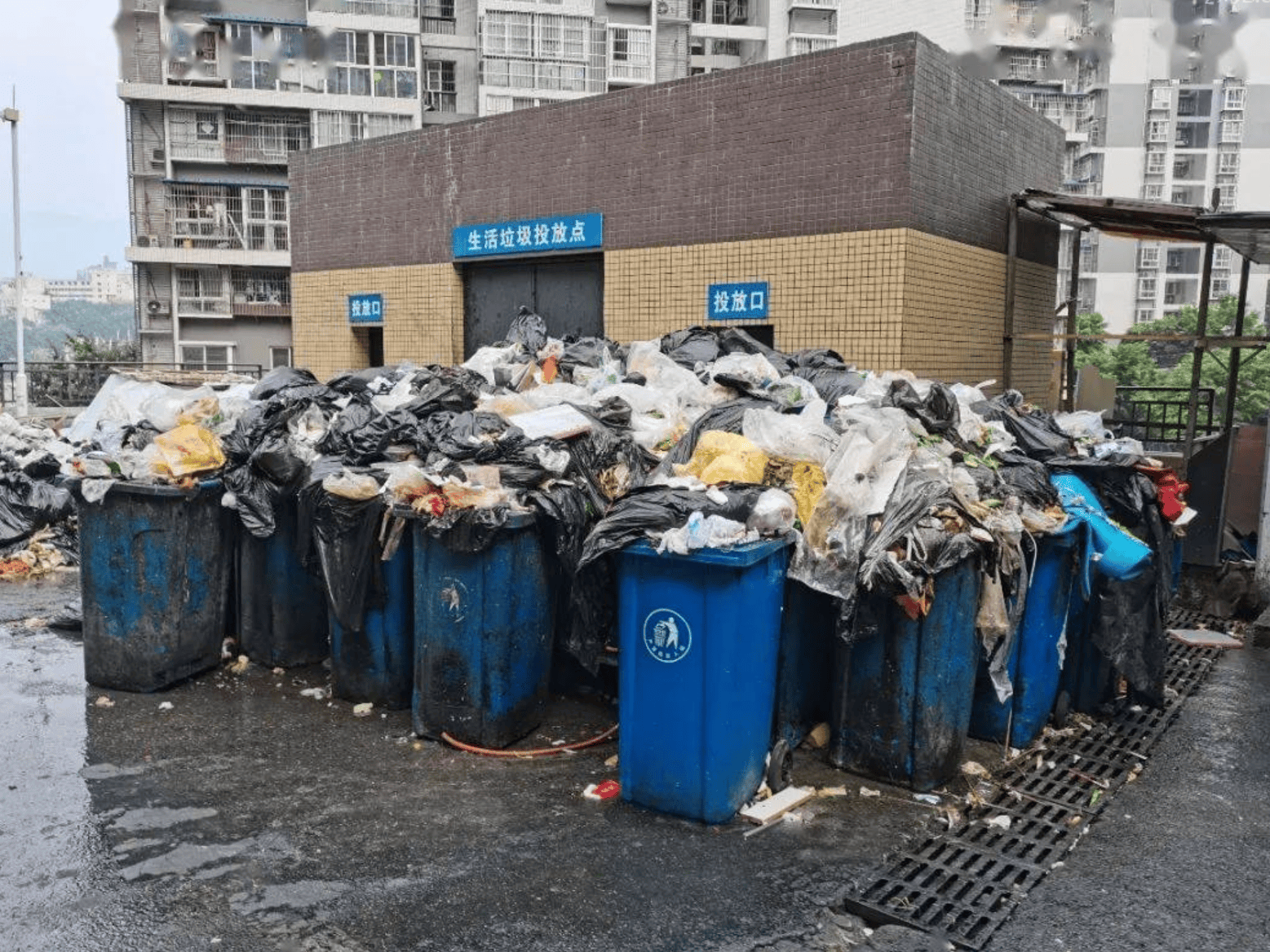 城市垃圾中转站恶臭不断,喷洒益生菌解决臭味问题