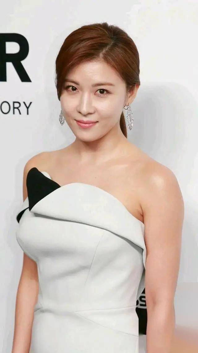 而河智苑,这位韩国女演员,无疑是其中的佼佼者.