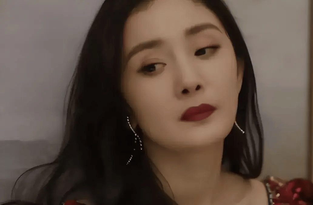 杨幂挑战农村妇女遭群嘲,破棉袄大肚照看着和普通人没区别
