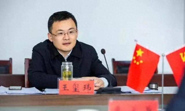 他曾是复旦大学高才生,后任湖北鄂州市市长,今年42岁,未来可期