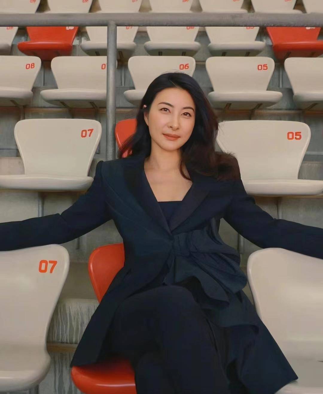 郭晶晶宣布出发巴黎,将担任奥运会裁判长,乘坐公务舱好惬意