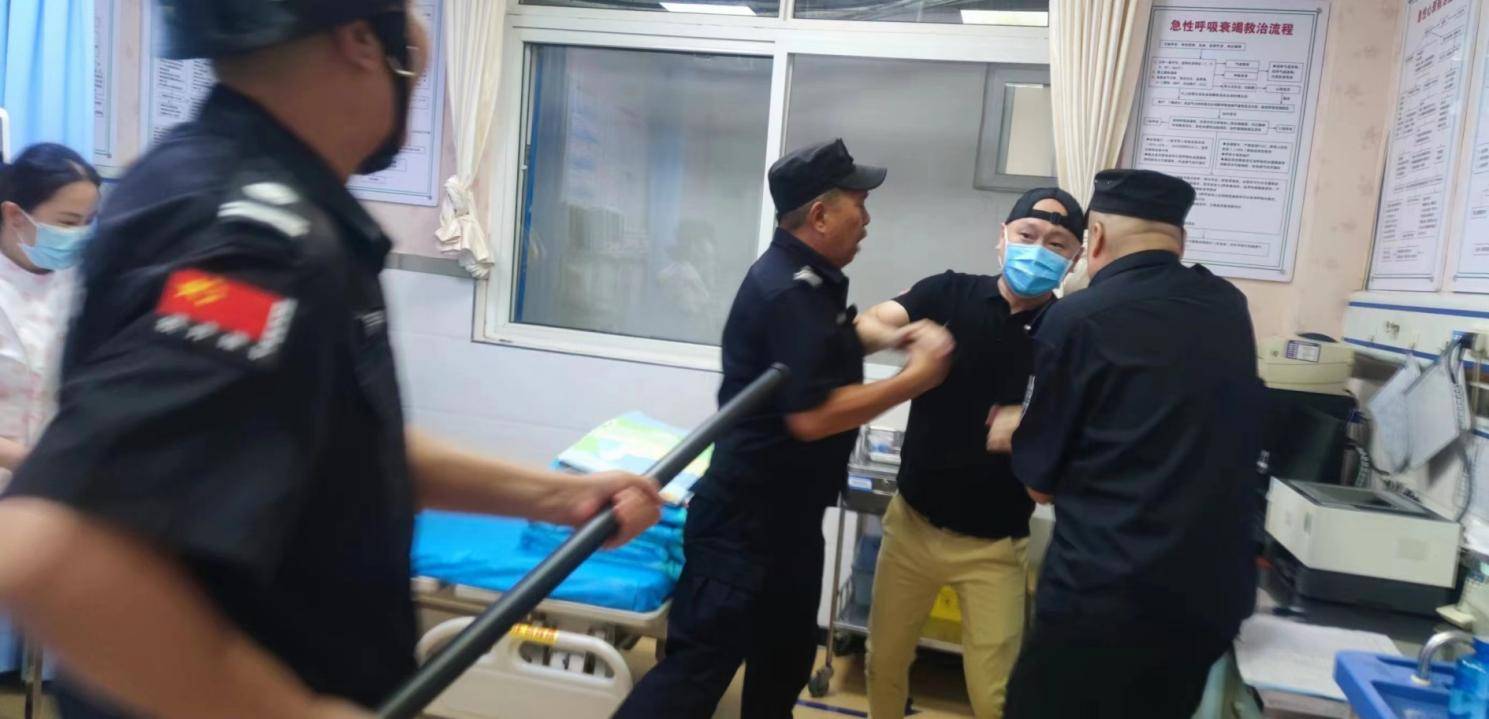 咸阳彩虹医院举行反恐伤医演练