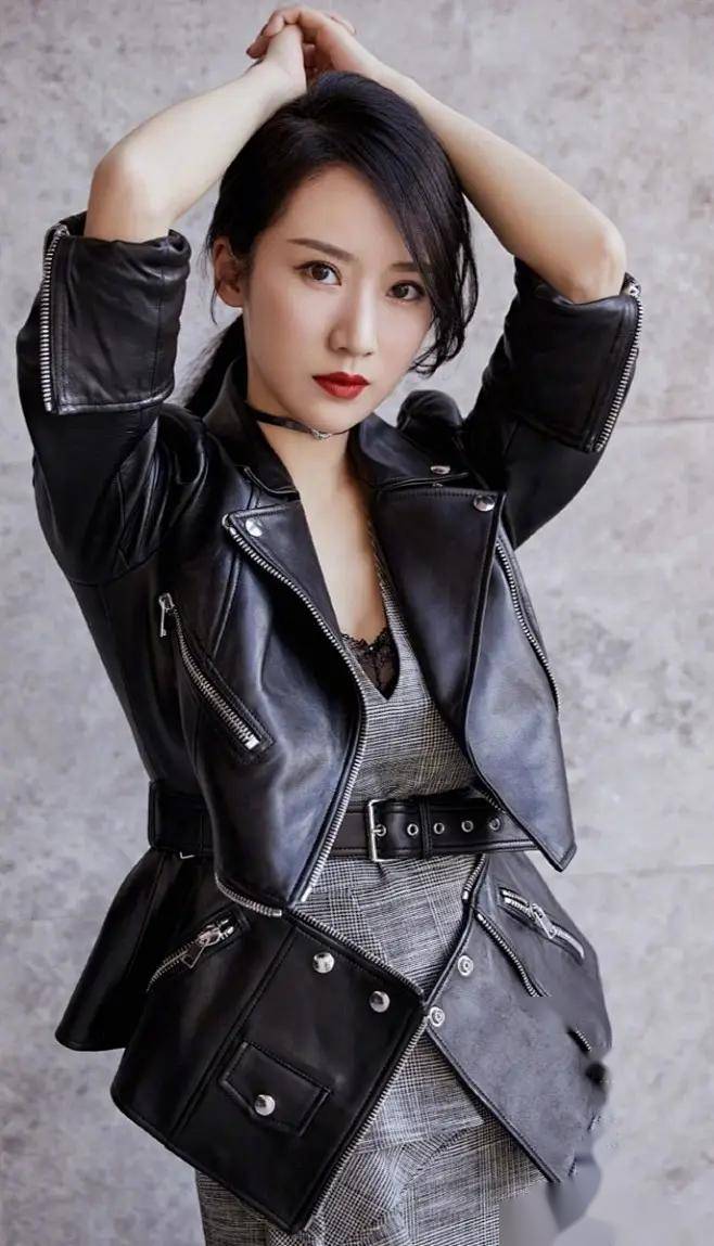 李念是一位才华横溢,美丽动人的女演员,她在多部影视作品中展现出了