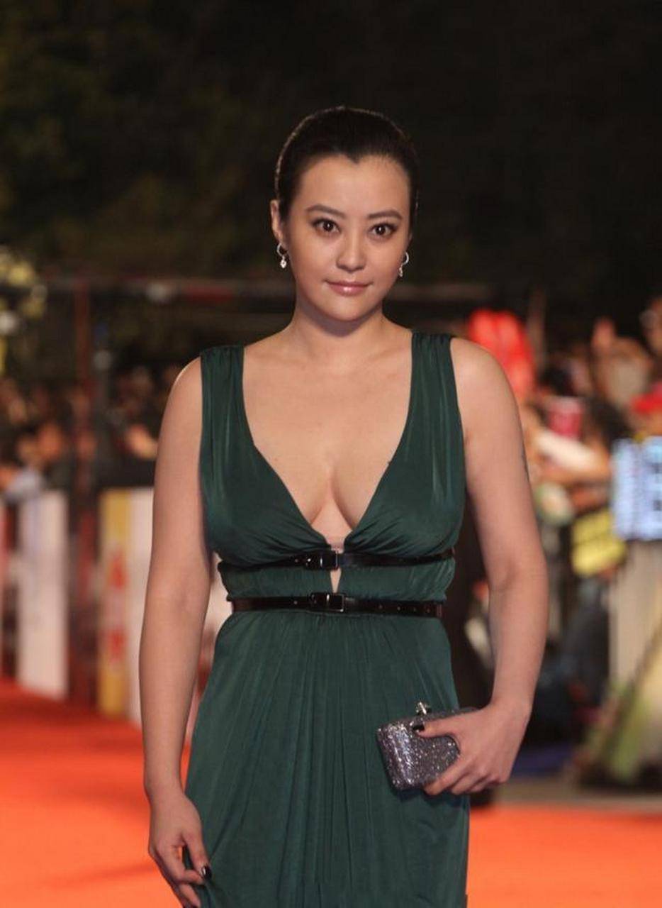 45岁郝蕾真尤物,饱满性感,这身材究竟谁顶得住嘛!