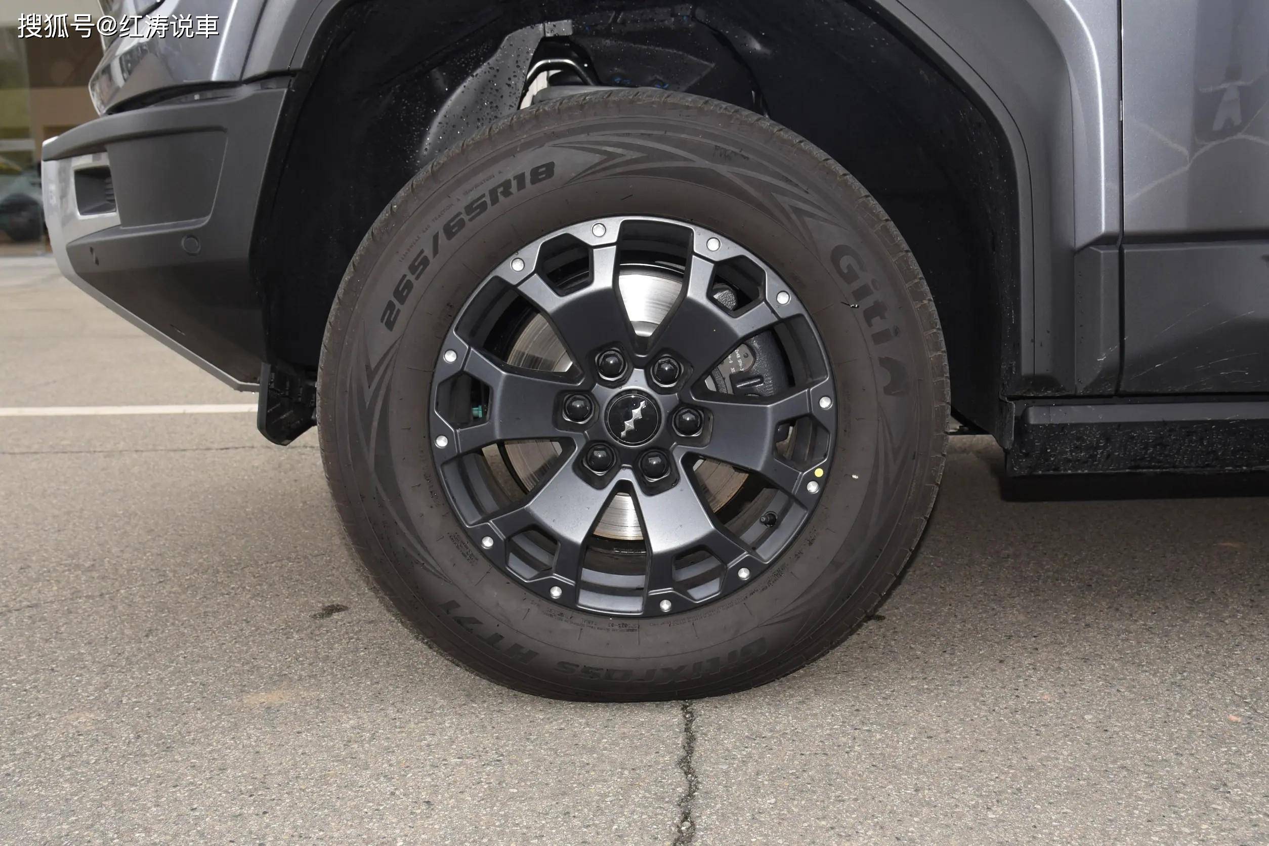 部分车型还配有前桥差速锁,并支持低速四驱模式和豹式掉头等,云辇版