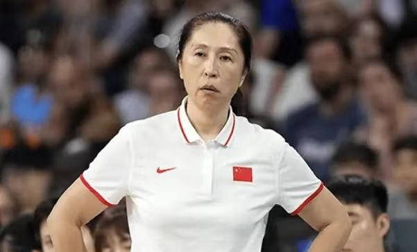中国女篮为何未能在关键时刻及时犯规?郑薇解释引发网友热议