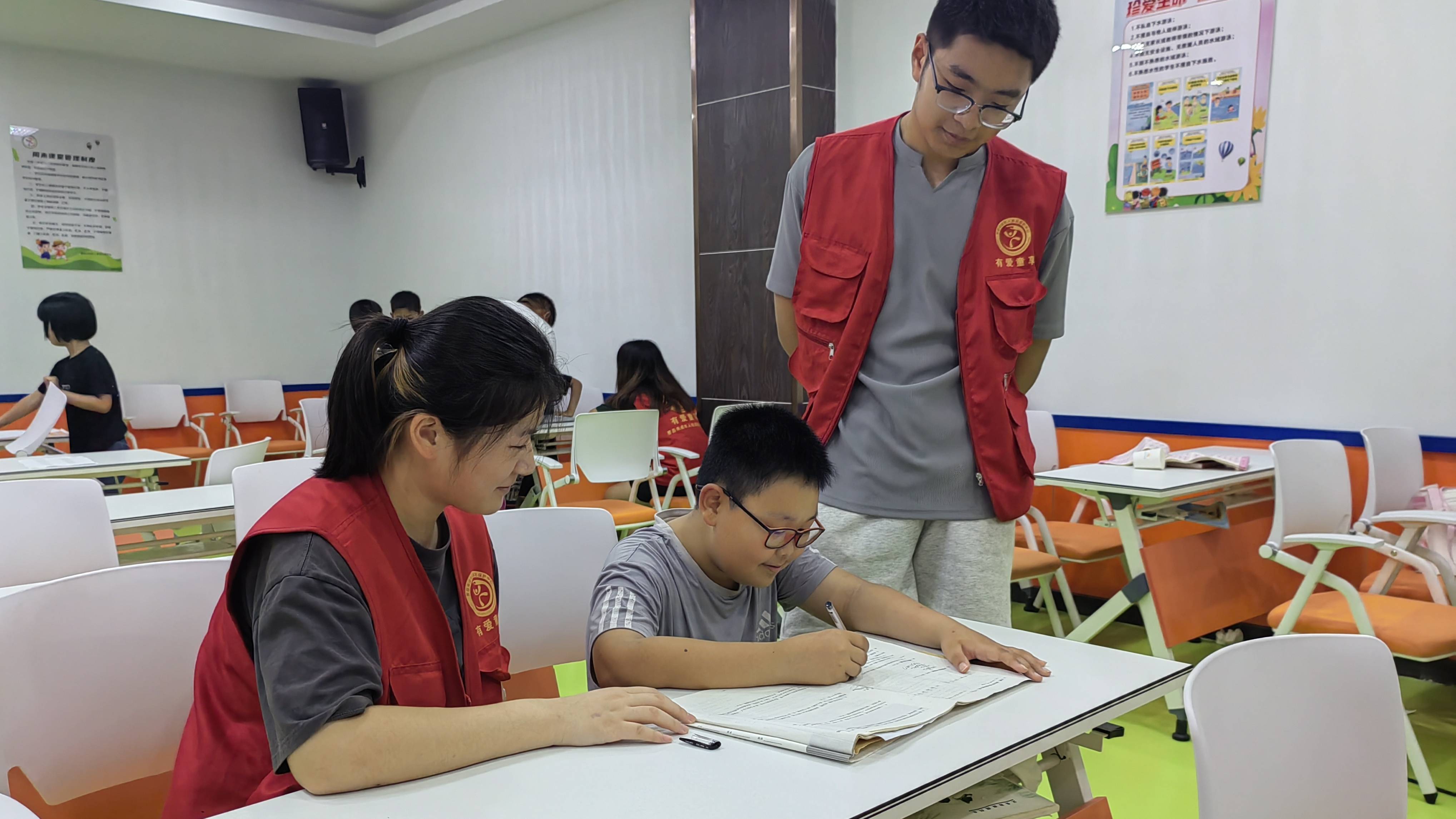 夏日温暖织就的梦:困境儿童暑假公益课堂纪实