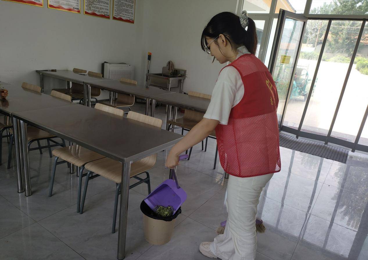 他们细心地按照每位老人的口味偏好与饮