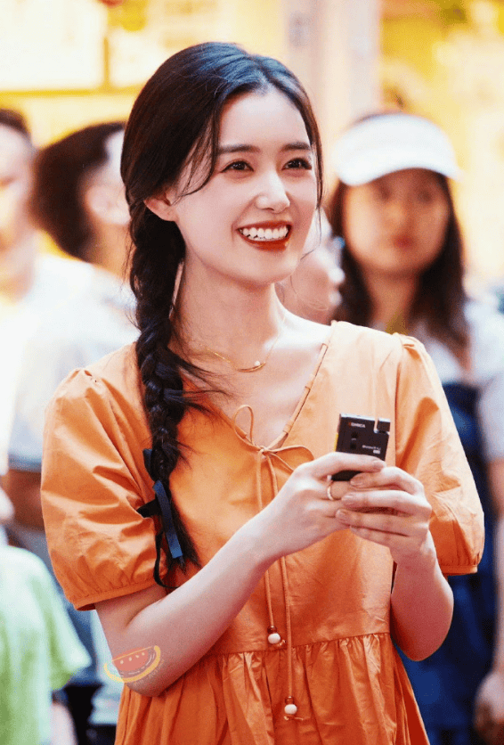 蒋依依经纪人丨展现青春魅力