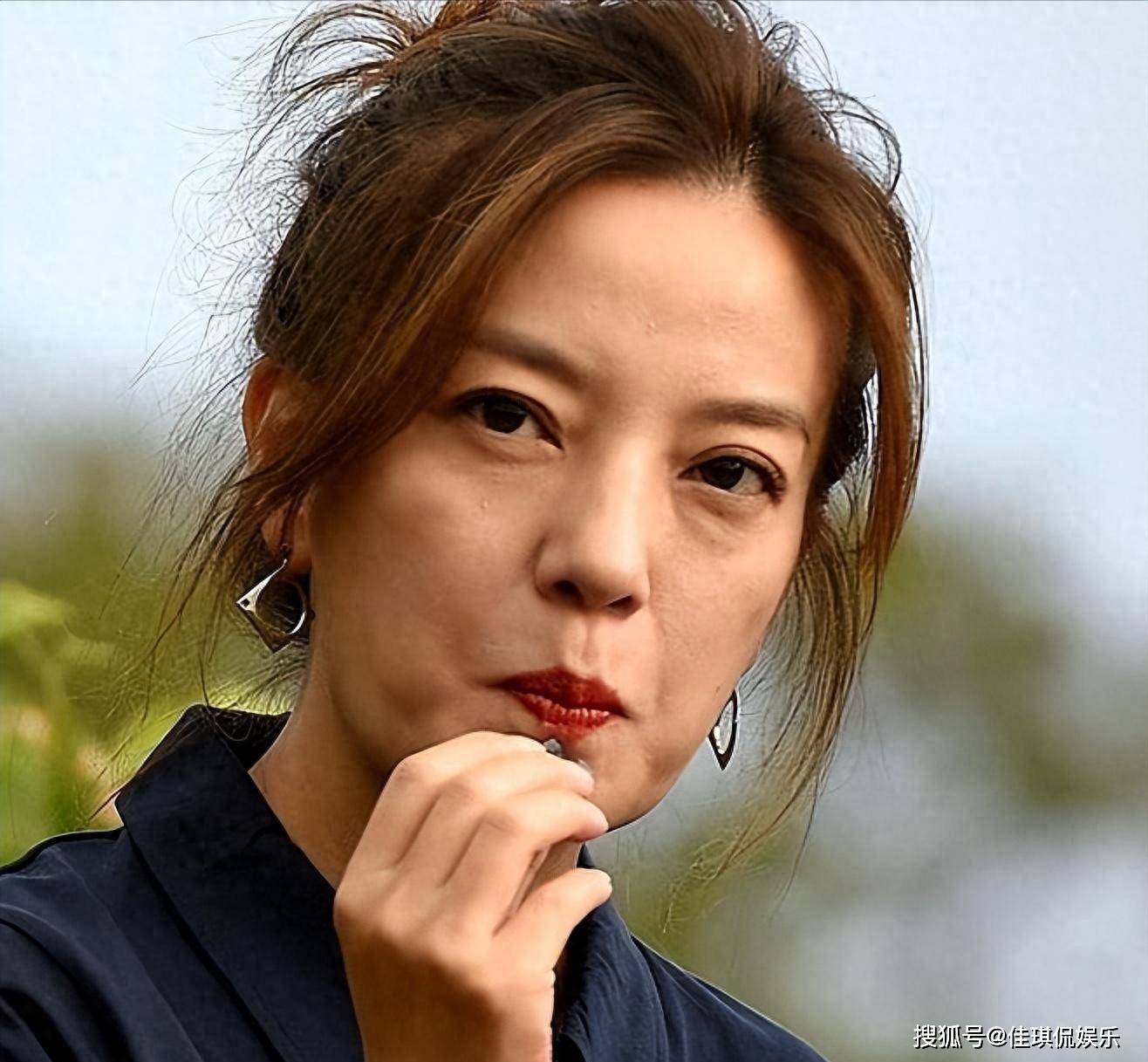 走上没回头路的赵薇,现在再看她的处境,48岁的她后悔了吗?