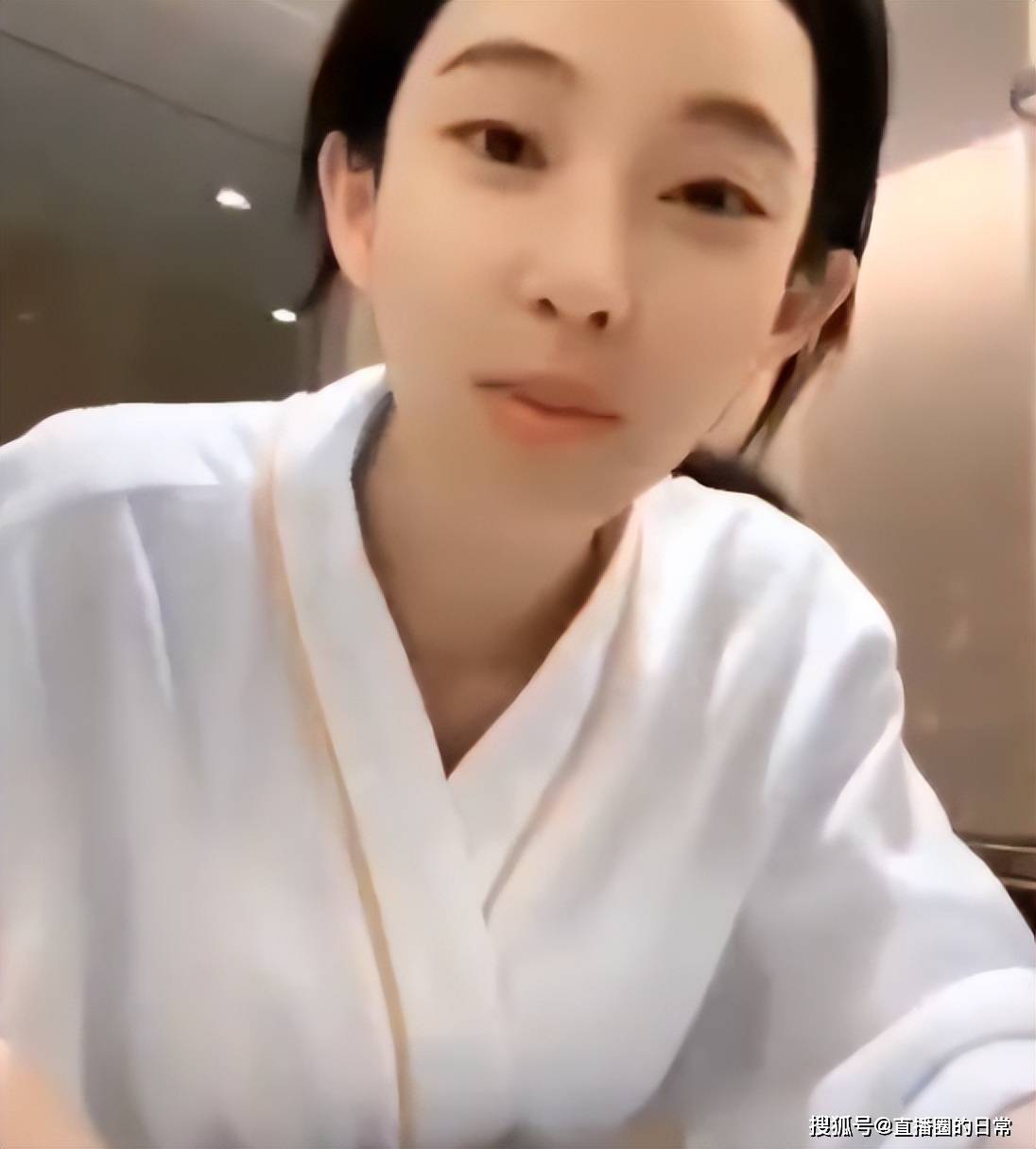 最近的一次直播中,冯提莫再次以素颜示人,并向观众表示:"我没化妆