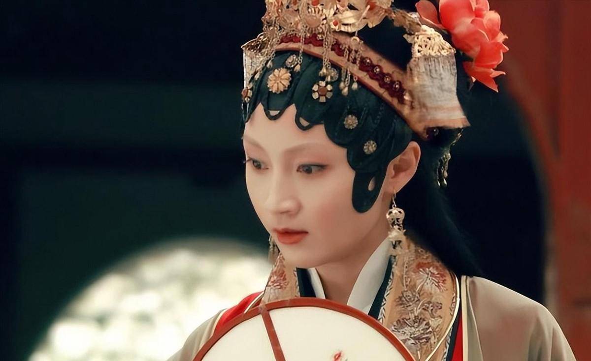 在2011年,她和文章因为合作拍摄电视剧《裸婚时代》而结缘,然后两人