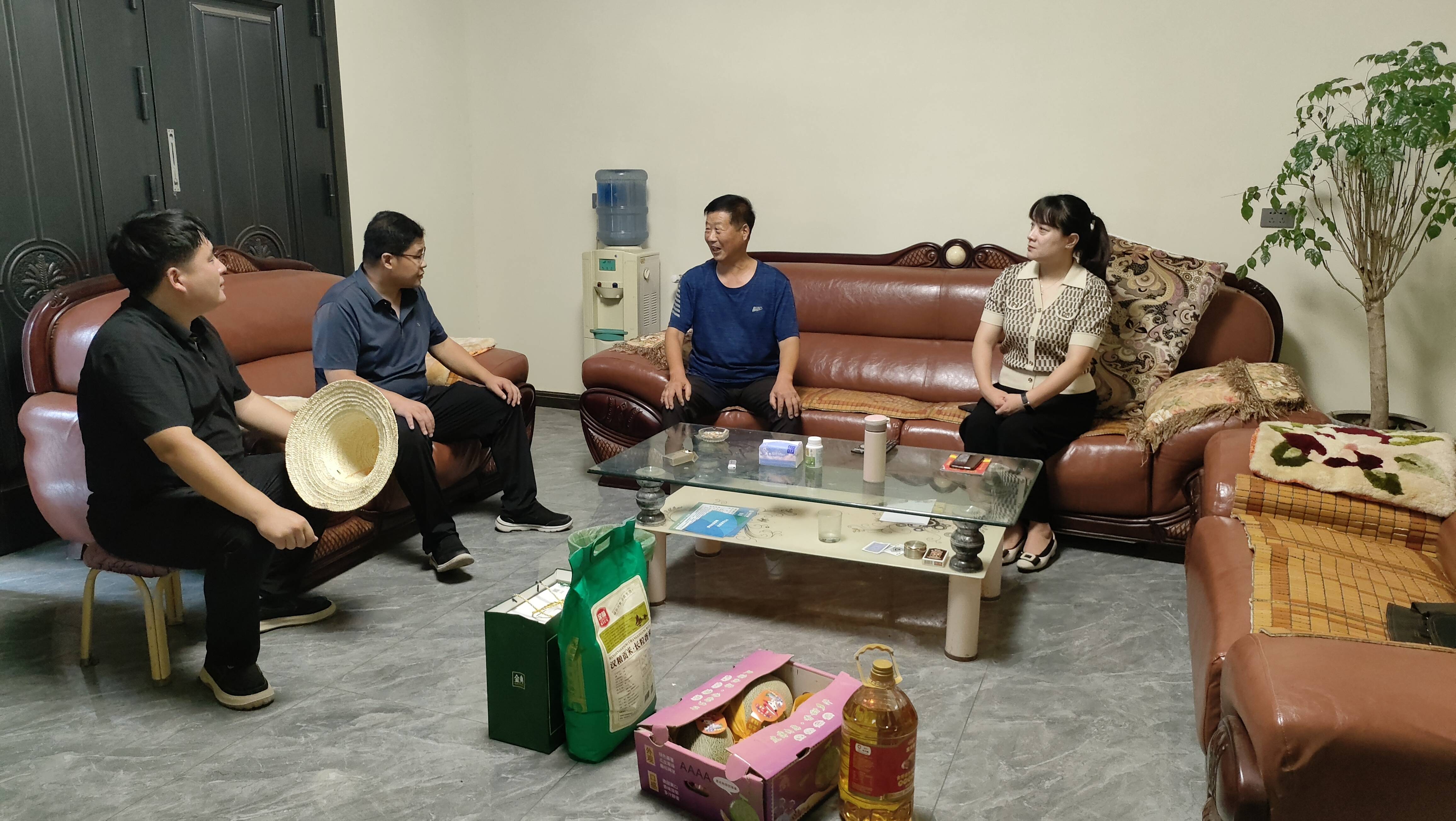 郏县冢头镇:"八一"慰问送关怀 情暖退役军人心