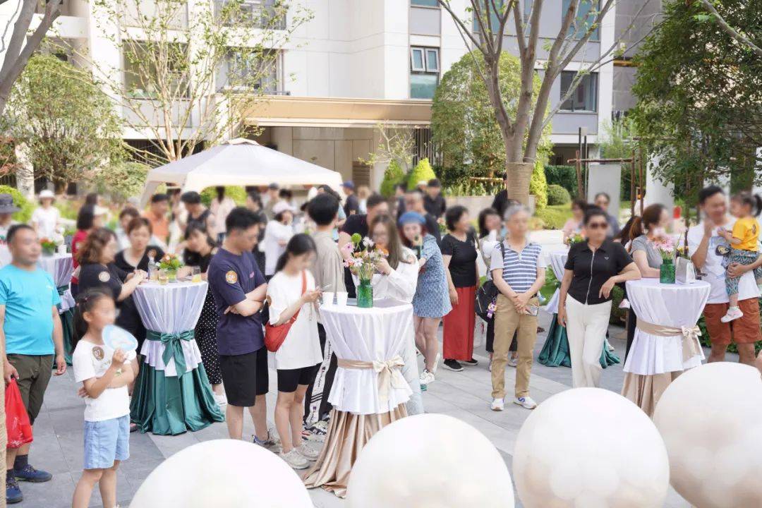 柔软的大草坪,丰沛的植被,目之所及皆是自然的模样.